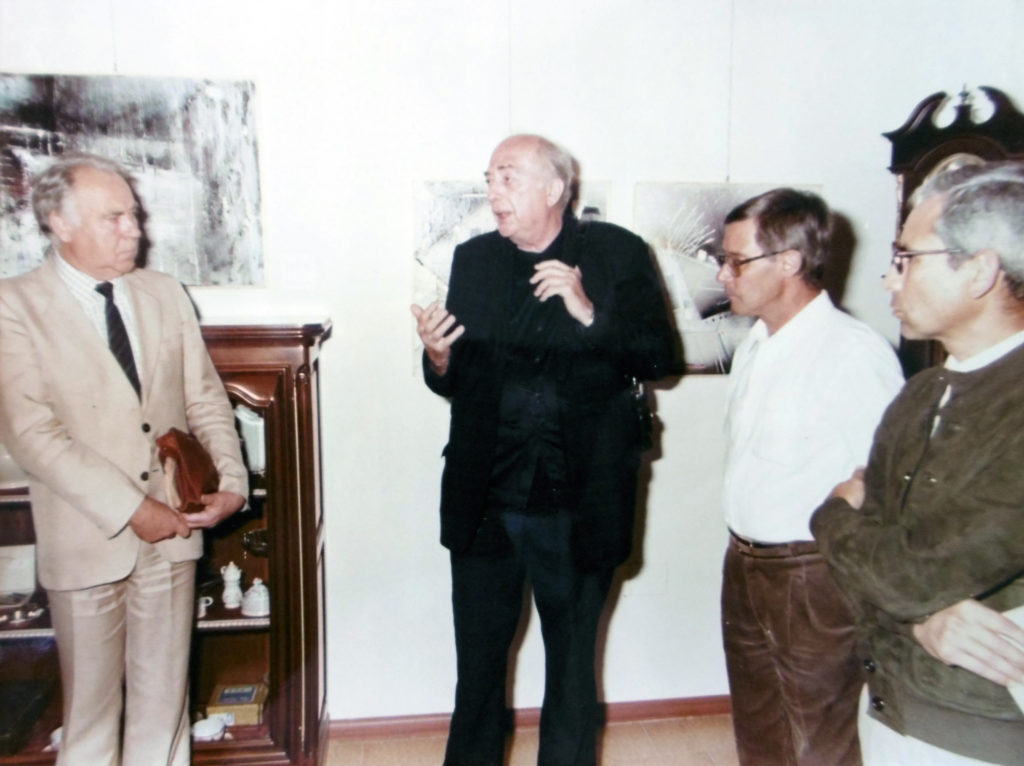 Luigi Serravalli introduce Marco Perazzolli in mostra a Cles